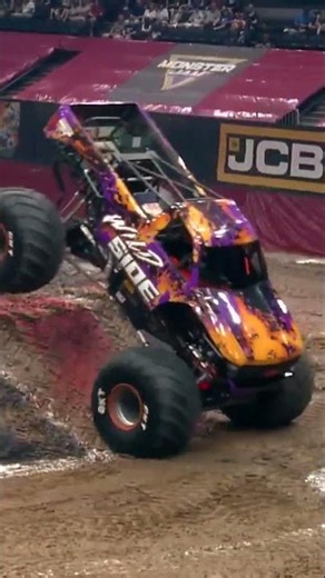 A wild 2 wheel skills run for Dalton Widner 🤠 #MonsterJam #MonsterTrucks #Savannah