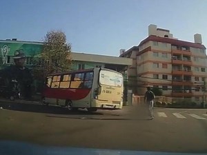 Pasajeros de bus caen a la calle con vehículo en movimiento