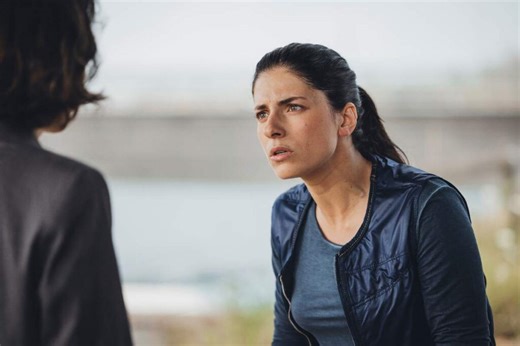 “Rosa elettrica – In fuga con il nemico”: le differenze tra serie tv e romanzo, il successo di entrambi