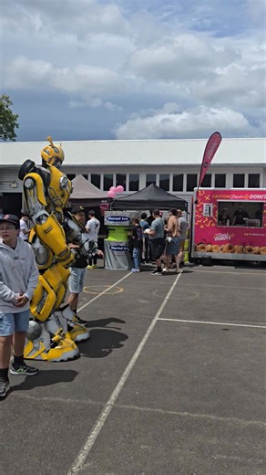 Do you think Bumble Bee eats Fresh Hot Donuts???? | DONUT EXPRESS | Facebook