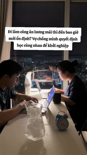 Khi lên kế hoạch tự làm ở nhà, tụi mình bắt đầu bằng việc đăng ký khóa học miễn phí Specialists in Business Management của Pháp, học online mỗi tối, 2 buổi/ tuần dù ban đầu mỗi người làm một ngành khác nhau. Buổi tối, hai vợ chồng ngồi cạnh nhau, mỗi người một laptop, vừa học vừa trao đổi case bài tập. Có những hôm mệt, chính việc học cùng nhau lại trở thành động lực để không bỏ cuộc. 9 tháng trôi qua, tụi mình cùng nhận bằng quốc tế, cùng tự tin hơn trong công việc và cảm thấy mình đang đi đúng