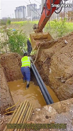 굴착기와 작업자의 호흡으로 완수하는 지하 케이블 매설 작업 #worker #process #heavyequipment #infrastructure #mud