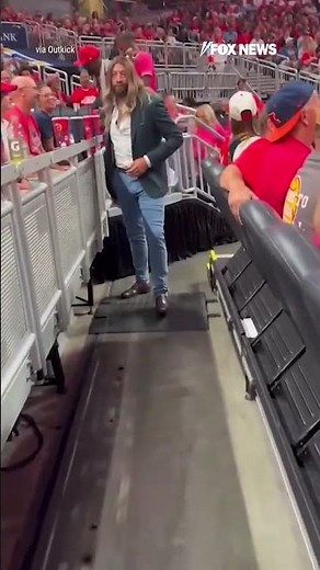 WATCH: Royce White shows up to Indiana Fever game in blonde wig #foxnews #news #shorts