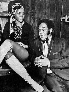 Yesterday's Girl Watchers: Vintage Images of Guys Catching a Look - Flashbak