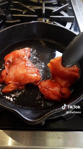 Weeknight Dinner Recipes Episode 16: Spicy Chicken and Ramen Noodles🍜🍗 Ingredients Below⬇️ 3 Chicken Thighs 1 TSP Cayenne Powder 2 TBSP Soy Sauce 1-2 TBSP Hot Sauce 2 TSP Honey Oil 2 Ramen Packets 1-2 TBSP Soy Sauce 2 TBSP Water 1 TSP Red Pepper Flakes 1 TSP Honey 1 TBSP Butter Green Onions #recipes #dinnerrecipe #cooking #food