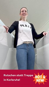 Heute schon gerutscht? 😉 Im neuen Gebäude in Karlsruhe kann man auf Rollenrutschen stehend von Etage zu Etage gelangen. Das bringt Abwechslung in den Alltag und jede Menge Spaß für die Aktiven unter uns! 😁 Die weltweit einzigartigen Rutschen verbinden die Skylounge im Dachgeschoss mit dem Eingang zur Kantine im Erdgeschoss. In jeder Etage kann zugestiegen werden. Vor dem Rutschen ist eine einmalige Sicherheitseinweisung per E-Learning Pflicht – und wer auf Nummer sicher gehen will, benutzt wie