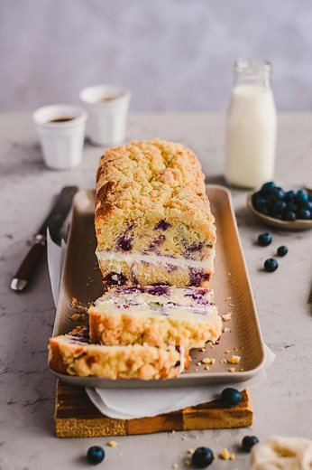 Okay, das hier ist wirklich so gut. 😍 Ich wollte eigentlich nur einen Blaubeerkuchen mit Streuseln backen – und hab ihn dann spontan noch mit einer Frischkäse-Quark-Creme mit weißer Schokolade gefüllt. 💜 Und was soll ich sagen: Beste Entscheidung überhaupt. 🙌🏻 👉 Zutaten für 12 Stücke Für den Teig: 1 Zitrone 4 Eier 100 g Zucker 200 ml Buttermilch 200 ml Sonnenblumenöl 300 g Mehl 2 TL Natron 1 Prise Salz 200 g Blaubeeren Für die Streusel: 90 g Mehl 60 g kalte Butter 30 g Zucker Für die Füllun