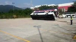 379 reactions · 72 shares | 29/10 九巴全新SCANIA P410三軸工程拖車正式投入服務。今日於車廠供工程人員試用及實習操作。片段為員工正以新工程車實習約翻側巴士扶正的情況。 ＊片段由689提供。 | HK Bus Channel 巴士台 | Facebook