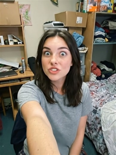 🇯🇵 日本的能量产出型“行走发电板”——中文长文描述 日本长期面临能源依赖度高、可再生能源空间有限的问题，因此在城市基础设施中，他们不断尝试各种微型能源回收技术，其中最具代表性的，就是安装在车站、商场与人流密集区域的“能量产生行走地板”（歩行発電フロア）。 这种地板的核心原理是压电效应：当人们踩踏地板时，地板内部的压电材料（通常是压电陶瓷或聚合物）会因受压而产生微弱电流。虽然单次踩踏产生的能量很小，但在人流密集的区域，例如东京涩谷站、秋叶原电器街、成田机场等地，每天数十万次的踩踏累积起来，就能形成可观的电力输出。 这些发电板通常由多层结构组成： 上层为耐磨透明板，既能承受高频踩踏，又能让内部结构可视化，增加科技感。 中层为压电模块，由数十到数百个压电单元组成，每个单元在受力时都会产生电荷。 底层为能量收集与转换电路，将零散的微电流整合、稳定化，再储存在电池或直接供给附近设备。 在实际应用中，这些地板产生的电力通常用于： 为车站的 LED 指示灯供电 驱动小型广告屏幕 为环境传感器供电 作为示范项目展示实时发电量，让公众意识到能源回收的重要性 日本的工程团队还特别注重互动性与教育意义