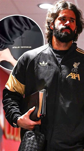 𝐓𝐫𝐨𝐥𝐥𝐬 𝐒𝐢𝐝𝐞 | #umunzan_1 Alisson Becker was seen praying on the pitch during warm-ups before Liverpool's 1-0 win. A quiet moment ahead of another night... | Instagram