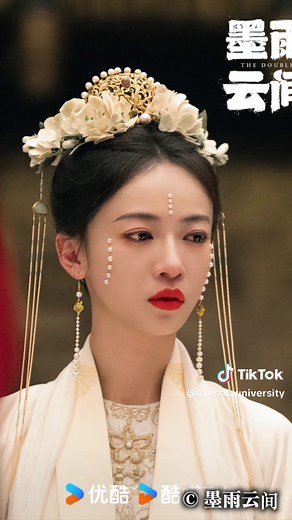 【墨雨雲間】顔に真珠のメイク、実は〇〇で貼っていた！歴史の秘密を解説 #珍珠粧 #中国ドラマ #墨雨雲間 #清平楽 #珍珠粧 #真珠メイク #中華ドラマ #華流ドラマ #中国メイク #宋代 #伝統文化 #豆知識 #雑学 #歴史 #衣装 #ワンシンユエ #ウージンイェン #チャオチェン #TheDouble #shorts #fyp #ドラマ感想 #中国時代劇 #メイク検証 最近話題の中国ドラマ『墨雨雲間（ぼくううんかん）』や『清平楽（せいへいらく）』で見かける、顔に真珠を貼る美しいメイク✨ 「あれってどうやってくっつけてるの？」「落ちないの？」って気になりますよね！ 実はあれ、「珍珠粧（ちんじゅしょう）」という宋の時代に実在したメイクなんです。 つけまつげの糊（のり）もなかった時代、昔の女性たちが使っていた意外な「接着剤」とは…？🐟 知っているとドラマ鑑賞がもっと楽しくなる、中国宮廷のメイク事情について深掘りしました！ 庶民の工夫も可愛らしいので、ぜひ最後まで見てくださいね☺️ 面白かったら高評価・チャンネル登録お願いします！