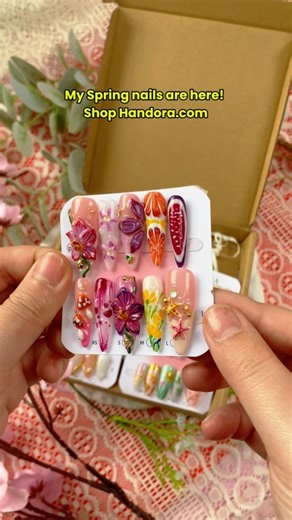 𝐎𝐧𝐞 𝐨𝐮𝐭𝐟𝐢𝐭, 𝐨𝐧𝐞 𝐯𝐢𝐛𝐞, 𝐨𝐧𝐞 𝐩𝐞𝐫𝐟𝐞𝐜𝐭 𝐬𝐞𝐭 𝐨𝐟 𝐧𝐚𝐢𝐥𝐬💕 Meet our Spring Collection. Hand-painted floral designs, pastel gradients, and a flawless finish that lasts up to 4 weeks. 🌸 Hand-painted press-on nails — reusable, salon-quality, and made by real artists. 🎁 Save up to 30% - Limited Time! | Handora Nails