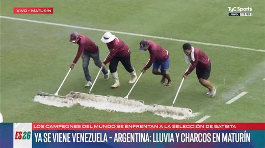 ¡ASÍ SECAN EL CAMPO DE JUEGO TRAS LA INTENSA LLUVIA EN VENEZUELA! A dos horas del duelo por Eliminatorias, el césped muestra varios charcos luego de la abundante caída de agua en poco tiempo. | TyC Sports