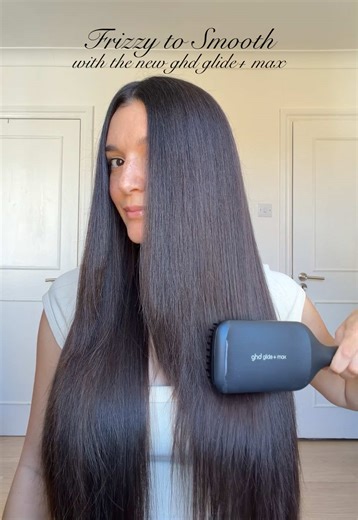 Silky hair in one stroke? Yes please! I’m obsessed with the new @ghd glide max. It’s so easy to use and styles my hair in record time. Because the paddle is so big, I’m able to smoothen a larger piece of hair at a time which styles it way quicker than a straightener. If you’d like glass hair, you need to try this! #ghdHotBrushes ad