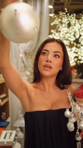 Sara Hoxha on Instagram: "Imagine waking up to this… Let Christmas do its Magic! @glamour.home.al 🎄❄️"