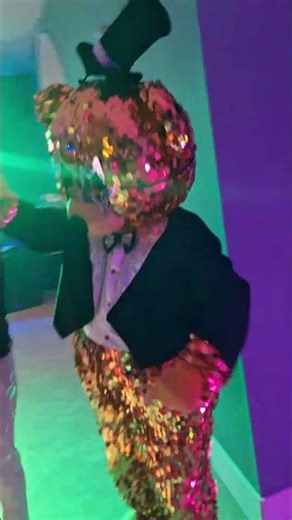 Ursuleț Drăguț la onsuper petrecere de botez în Galați #botez #Galați #românia #mascote #dance