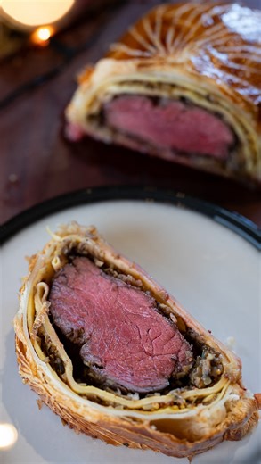 Del | Easy recipes + Cooking classes on Instagram: "Beef Wellington. I will show you how to get PERFECT medium-rare Beef Wellington EVERY TIME! 6 easy steps to making Beef Wellington, that any home cook can follow. Head to my YouTube channel to watch the full video. Plus just incase yoy are a vegetarian I also have a great video there for a veggie version. It’s a BANGER to! Del X #beefwellington #christmasrecipes #christmasfoodideas #disheswithdel #learnhowtocook"