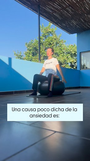 La tensión psicológica es consecuencia de una falta de integración, falta de procesamiento y de resolución de conflictos internos, tanto emocionales como mentales. Muchos de los pensamientos negativos, intrusivos y obsesivos son resultado de esa tensión psicológica. Imagina que es igual que en el cuerpo, cuando este acumula tensión por estrés o mala postura, nos lo hace saber a través del dolor. La mente también te hace saber que trae tensión acumulada a través de los pensamientos negativos y la