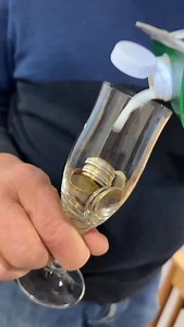 UBV Forderung: maximal 100% Preisaufschlag beim Handel mit Lebensmitteln. Wer als Händler teurer einkauft, hat mit dieser Regelung eine höhere Spanne beim Verkauf. Das ist der Vorteil für den Handel, er verdient mehr. Der Vorteil für den Bauern: das Preisdumping mit billigen Importprodukten gibt es nicht mehr. Damit kann man den Ansatz für gute, regionale Lebensmittel stärken wie sichern! Der Vorteil für den Konsumenten: er hat die Sicherheit und die Chance, gute, hochwertige regionale Lebensmit