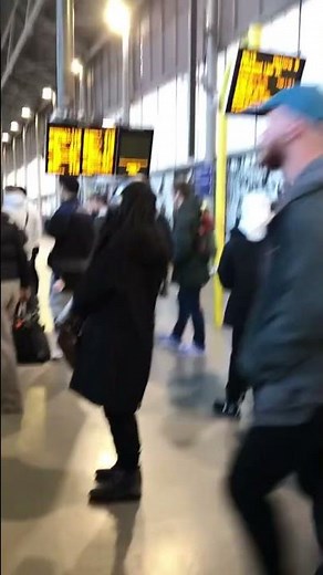 Kereta listrik semi cepat Transpennine Express Leeds Inggris UK