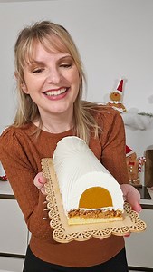 🎄PARTIE 2: BÛCHE MANGUE COCO Voilà la suite de la recette avec la mousse coco ultra onctueuse et le montage de la bûche 😍 POUR LA MOUSSE COCO Ingrédients : • 200 g crème de coco • 200 g crème liquide entière • 50 g sucre • 6 g de gélatine alimentaire (3 feuilles) Préparation : Placer les feuilles de gélatine dans l'eau froide pendant 10 minutes Chauffez le crème de coco avec le sucre. Ajoutez la gélatine essorée hors du feu. Mélanger, Laissez tiédir jusqu'à ce que la température redescende à 3