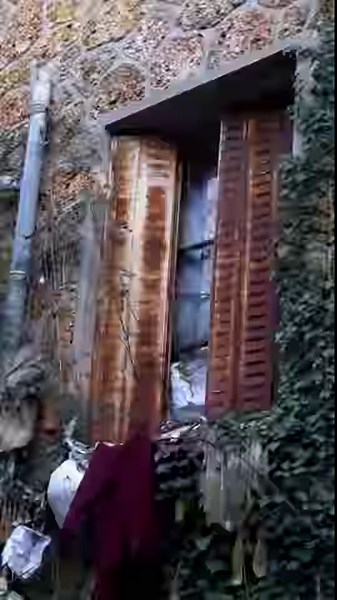 Plongez avec nous dans un lieu où le temps s'est arrêté... Un immense manoir entouré d'une forêt remplie de voitures abandonnées, une ambiance apocalyptique et des secrets sombres qui donnent des frissons. À l'intérieur, tout est figé : meubles, objets personnels, souvenirs d'une vie passée... #urbex #urbanexploration #Aventure #explorar #urbexfrance #enquete #lieuinsolite #histoire #horrorstory | ED & ROKA Production