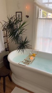 🛁 When is the Best Time for a Bath? 🛁 Is there a perfect time of day to enjoy a bath? While the statistics may show that most people love an evening soak to unwind, the truth is, the best time is whenever it works for YOU! Whether it’s a quiet morning escape, a refreshing midday soak, or an evening ritual, any time is a good time to indulge in self-care. Thank you to @debeauvoir.renovation for sharing that lunchtime baths in autumn while her toddler naps are an ideal way to recharge during the