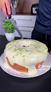 Vendí 50 bolos desse em apenas um dia, esse bolo de limão fica super macio e delicioso, e o melhor que é feito no liquidificador! . #bolo #receitas #fyp #viral #receita