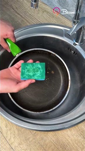 Easy nonstick pan cleaning method ✨🍳 #cleaning #kitchentools #trick
