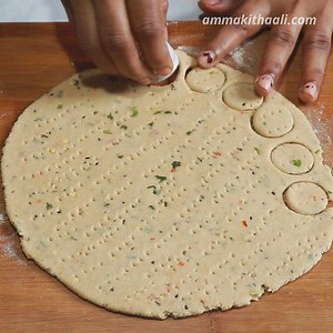 191K views · 1.5K reactions | crispy mathri, ek bar banaye mahine bhar khaye #mathri #teasnacks | Amma Ki Thaali | Facebook