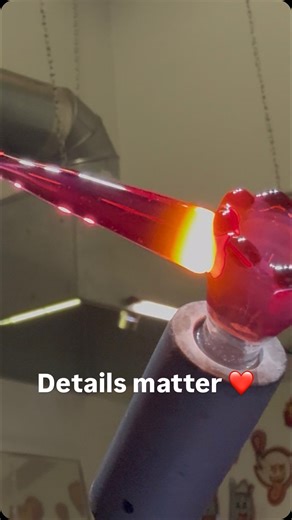 Steve Hulsebos on Instagram: "The moment the shape locks in #glassblowing #processvideo #handmade"