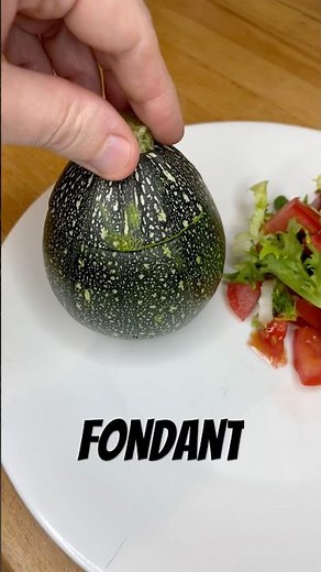 Tu ouvres la courgette… et il y a un œuf dedans 😳
