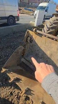 Ulomená klapačka traktorbagru. Broken backhoe loader bucket.