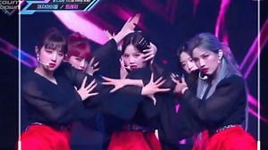 火花古风女娃《HWAA》黑衣红裙舞台，概念曲风真的绝无仅有！