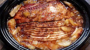 Slow Cooker Apple and Clove Ham. A must for the holiday dinner! Recipe: http://www.themagicalslowcooker.com/2016/12/08/slow-cooker-apple-and-clove-ham/ Pin for later: https://www.pinterest.com/pin/322992604510832918/ Follow me on YouTube: https://www.youtube.com/c/TheMagicalSlowCooker?sub_confirmation=1 | The Magical Slow Cooker