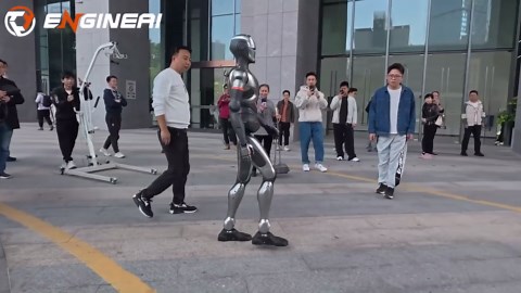 EngineAI SE01 campus long-distance walking test