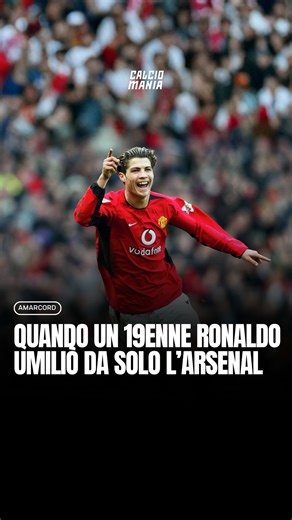 Samuele • CALCIO MANIA ™️ on Instagram: "🔥 Ha 19 anni, una maglia troppo grande addosso e il talento che non conosce limiti. Cristiano Ronaldo contro l’Arsenal non gioca una partita: lancia un messaggio al calcio europeo. Accelerazioni, finte, personalità. Tutto insieme, tutto subito. ⚡ Ogni tocco è una provocazione, ogni dribbling un avvertimento. L’Arsenal prova a contenerlo, raddoppia, stringe le linee. Inutile. Ronaldo punta, salta l’uomo, crea superiorità da solo e trascina il Manchester U