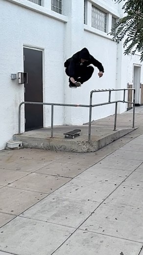 Wes Kremer 🔥 The Ol’ Hippy Jump #RideTheBest 📲 @rhino | Independent Trucks