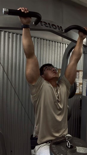 Willing to give this ab workout a try? Plate Loaded Knee Hold #ab #workout