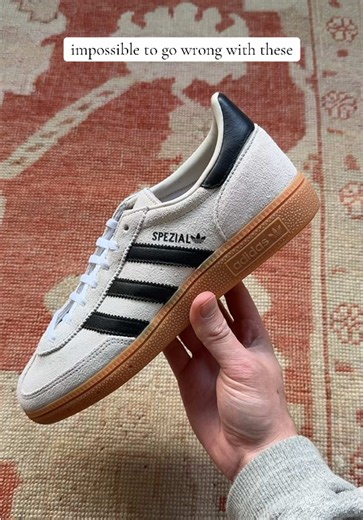 The classic adidas originals women’s beige handball Spezials is already an icon when it comes to women’s sneakers, grab yours today while they are on flash sale