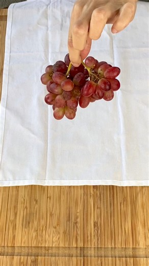 This grape hack is everything! 🍇 #hacks #KitchenTipsAndTricks #cookinghacks #viralhacks #foodhacks #grapes #grapevine | Sara L