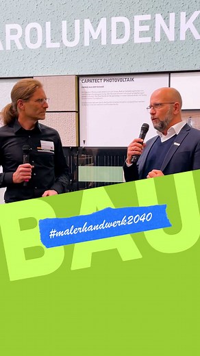 Spannende Einblicke von unserem Zukunftsdialog #Malerhandwerk2040 auf der BAU! 💪 🌈 Mathias Bucksteeg vom Bundesverband Farbe Gestaltung Bautenschutz und Caparol Geschäftsführer Guido Kuphal haben zur Diskussion geladen. Thema des Abends: Wohin geht die Reise für das Malerhandwerk in den nächsten 20 Jahren? 🚀 Vielen Dank an alle, die dabei waren und mitdiskutiert haben! 😊 Und für alle, die es nicht zur BAU geschafft haben – was denkt ihr, wird uns in Zukunft erwarten? Lasst uns gemeinsam für 