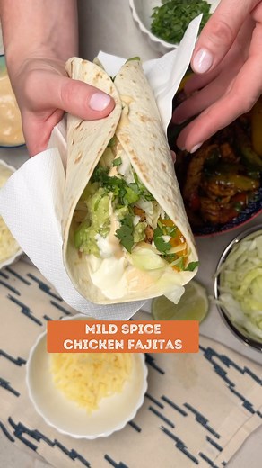 HIT SAVE! ⭐️ Family Favourite! 😋 Follow @sarahbutlerathomeofficial for more family food! #familyfood #chickenfajitas #midweekdinner #sarahbutlerathomeofficial | Sarah Butler At Home