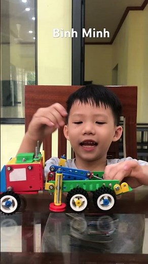 Lắp xe từ mô hình lắp ghép kĩ thuật.