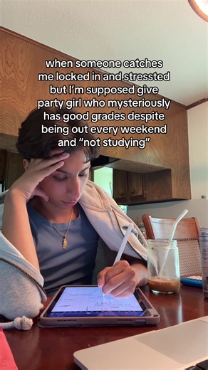 La chica fiestera que sorprende con sus buenas notas