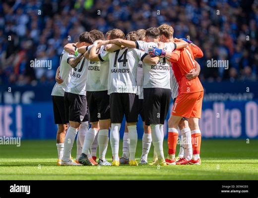 Preußen Münster Mannschaftskreis vor dem Spiel, team circle before the game FC Schalke 04 - Preußen Münster, 2. Bundesliga, 30. Spieltag, Veltins-Arena Gelsenkirchen, Saison 2025 2026, 19.04.2026 DFB regulations prohibit any use of photographs as image sequences and or quasi-video. (Photo by HMB Media/ Marco Bader/Sipa USA Stock Photo - Alamy