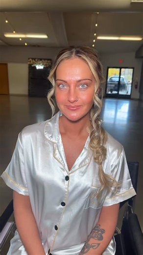 Today’s bride was such a reminder of why I love this job so much. From the second we met, we just clicked! easy conversation, nonstop laughter, and such a calm, fun energy 🥰 She was absolutely glowing and it was such an honor to be part of her special day. 🤍 I already told her we’re hanging out next time I’m in Holland 😂 So grateful to meet such amazing women through this work! | Makeup by Ashley Ramos