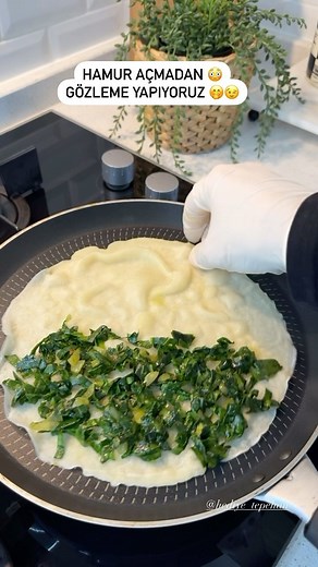 Hediye Tepehan on Instagram: "Merhabalar 🤗 Daha önce peynirlisini paylaşmıştım ☺️Bu defa ıspanaklı yaptım. Hamur açmadan çok lezzetli incecik çokta pratik krep gözleme yapabilirsiniz. ( kreple alakası yoktur krep hamurunda yumurta, süt ve kabartma tozu olur ama ben sadece un, su ve tuz ile yani orjinal gözleme hamuru gibi yaptım ) ( Bu ölçüden 6 adet çıkıyor) HAMUR AÇMADAN GÖZLEME Malzemeler 2 su bardağı su 1,5 su bardağı un 1 yemek kaşığı zeytinyağı 1 çay kaşığı tuz Arası için 300 gram ıspanak