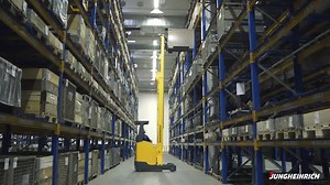 Schaut Euch die Funktionsweise unserer Schubmaststapler-Option Position Control im Video an! Mit Position Control stoppt die Gabel automatisch in der gewünschten Hubhöhe. Das bringt Euch Sicherheit und Effizienz und verkürzt die Zeit für den Warenumschlag. Die Hubhöhe lässt sich automatisch oder manuell vorwählen. Als zusätzliches Position-Control-Feature bringt Euch die automatische Last-Erkennung mit Stapelhilfe weiteren Zeitgewinn. Zu den Features und Vorteilen unserer Schubmaststapler-Baurei