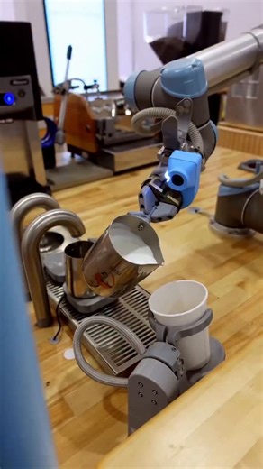 🇺🇸 Can you beat this robot in free pouring latte art? We're traveling to foodservice locations worldwide and will share the best stories about the industry's enthusiasts. Follow @flowfoodservice for more insightful posts on foodservice spaces and use #flowfoodservice to be featured! | FLOW Foodservice
